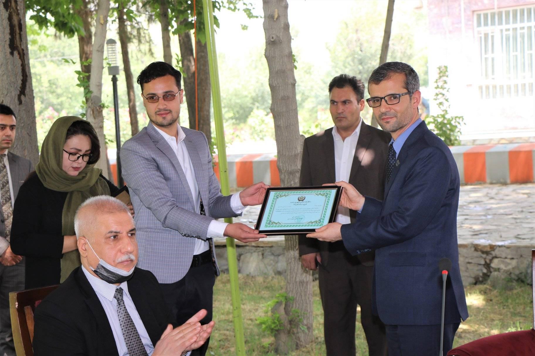 تفویض تقدیرنامه درجه اول به اعضای تیم کمیونتی کالج پوهنتون علوم طبی کابل ابوعلی ابنسینا
