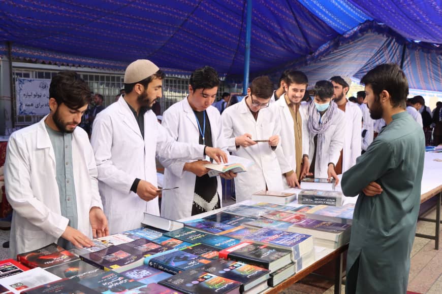 نمایشگاه سه روزه کتاب خوانی در پوهنتون علوم طبی کابل افتتاح شد.
